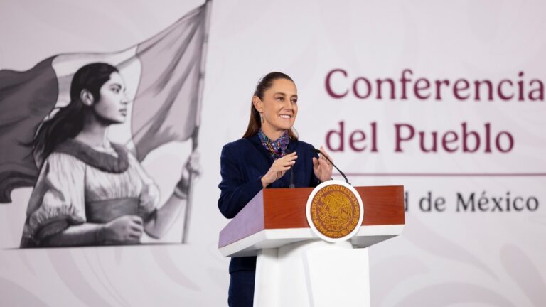 Sheinbaum bromea: “AMLO me habla todos los días para decirme qué hacer”