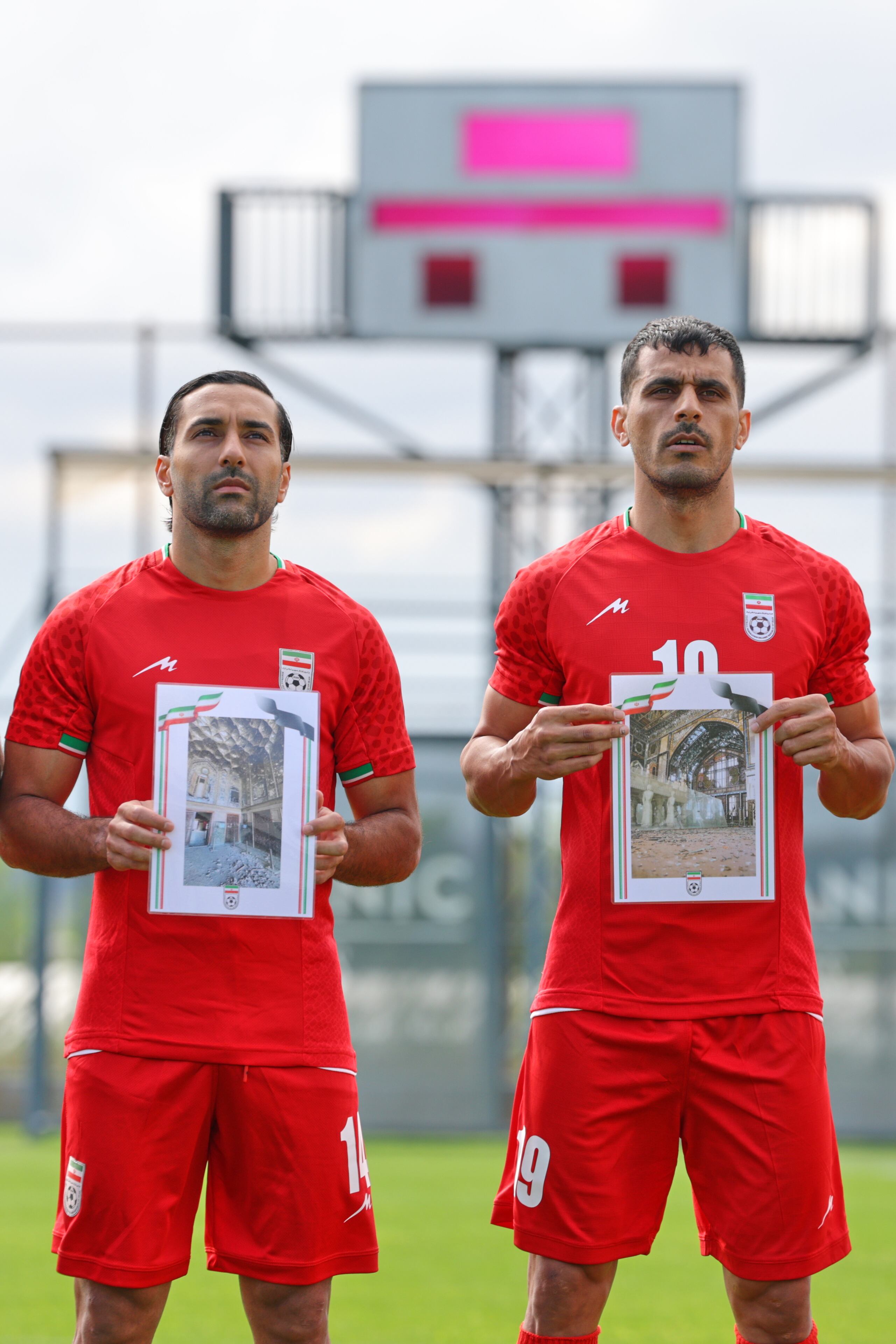 Jugadores de Irán posan con fotos de presuntas víctimas