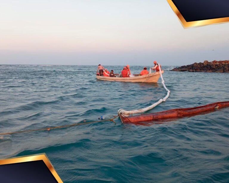 Semar monitorea derrame de petróleo en playas de Veracruz y Tabasco