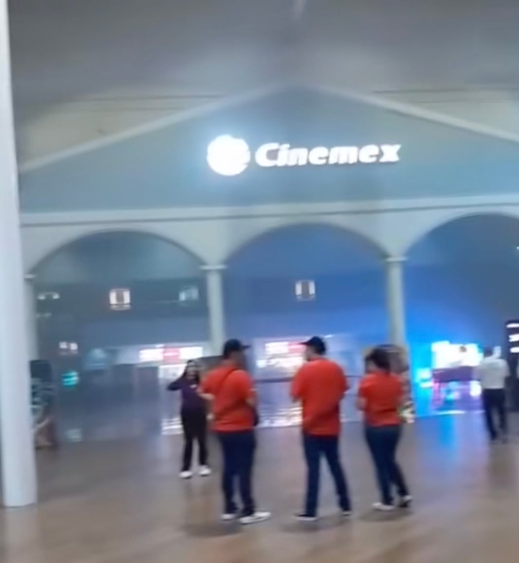 Hombre apaga fuego en Cinemex de Nuevo León