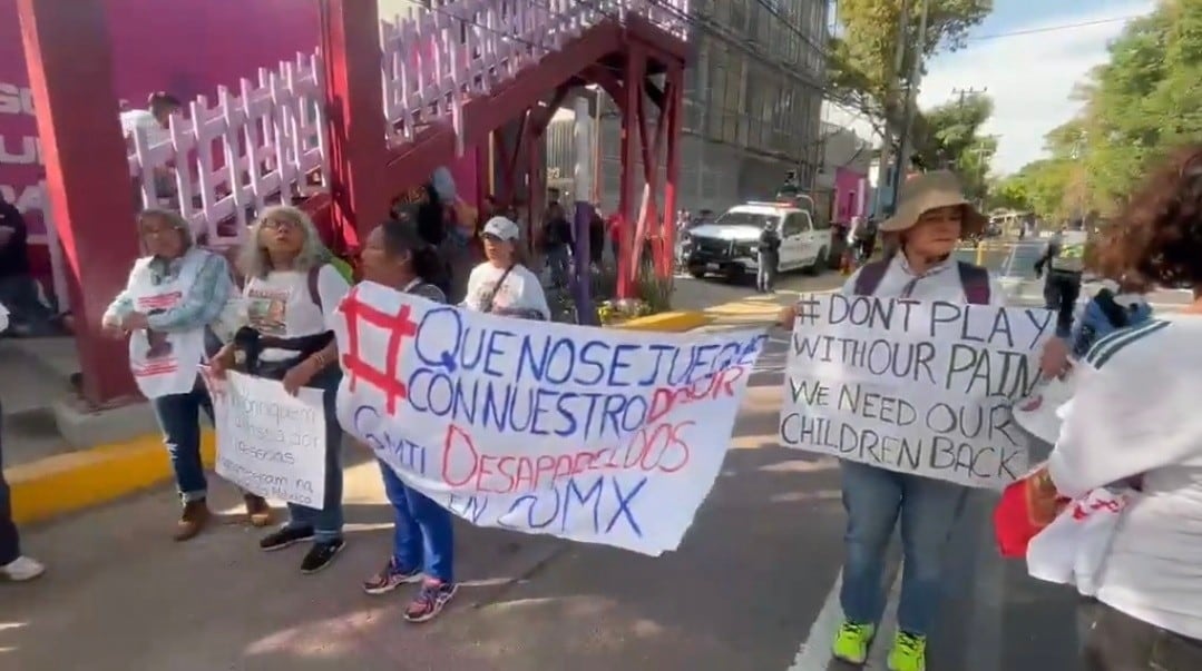 Estadio Banorte: familiares llenan el lugar con fichas de búsqueda