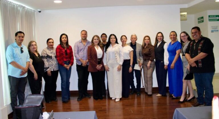 Aprueban convocatorio del Premio al Mérito Docente María Esther Orozco Orozco 2026