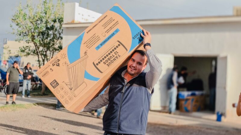 Entrega Jorge Aldana más de 50 boilers solares que generarán ahorro a familias