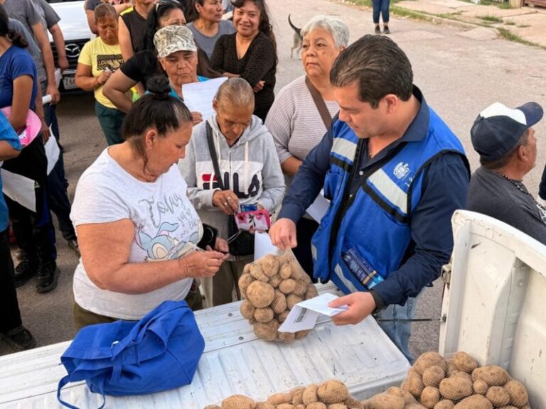 Entregan regidores papa y otros apoyos