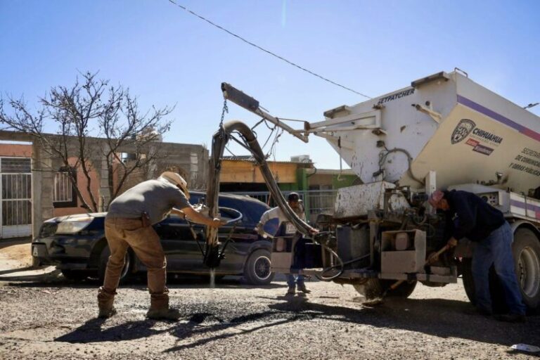 Gobierno de Parral intensifica programa de bacheo en la colonia Real de Victoria
