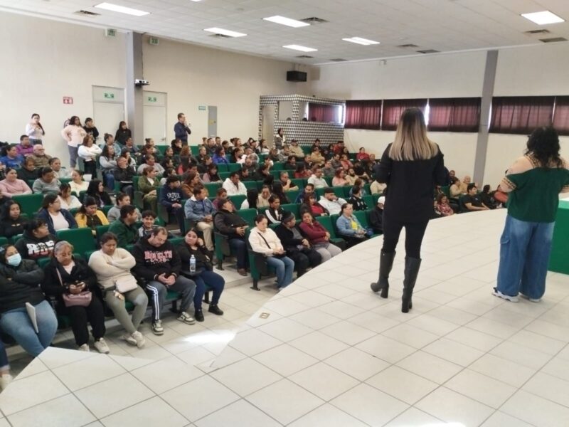 Imparten Taller Escuela para 700 Padres, Madres y Personas Cuidadoras
