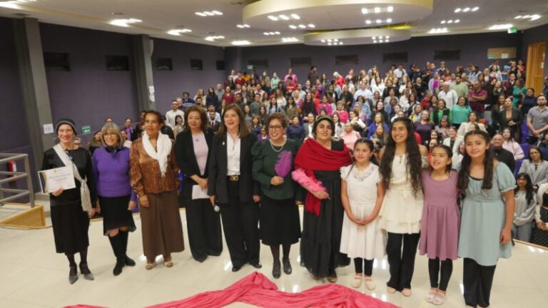 Presentan «Mujeres de Tierra Roja» en el marco del 8M