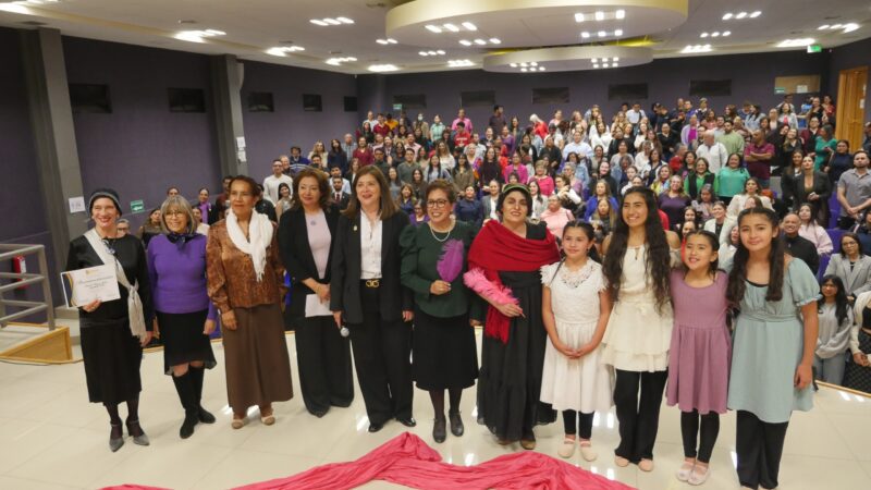 Presentan «Mujeres de Tierra Roja» en el marco del 8M