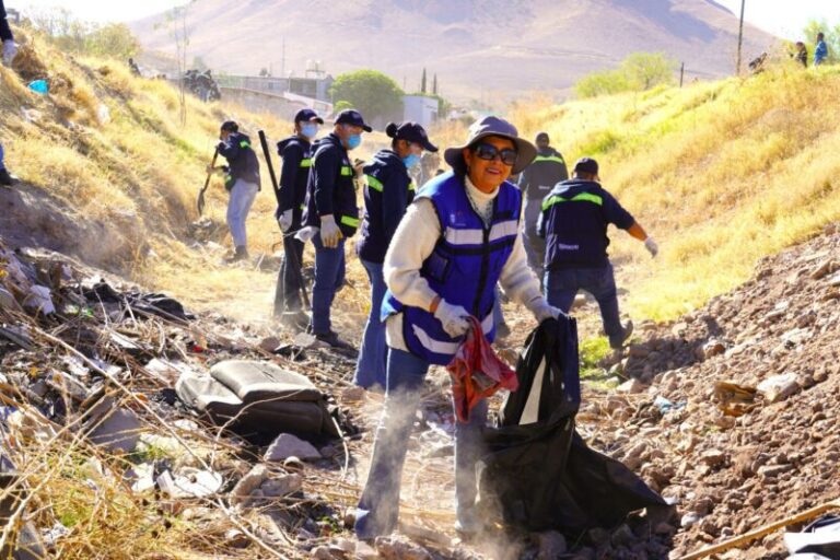Habitantes de la UP se unen para limpiar el arroyo Chamizal