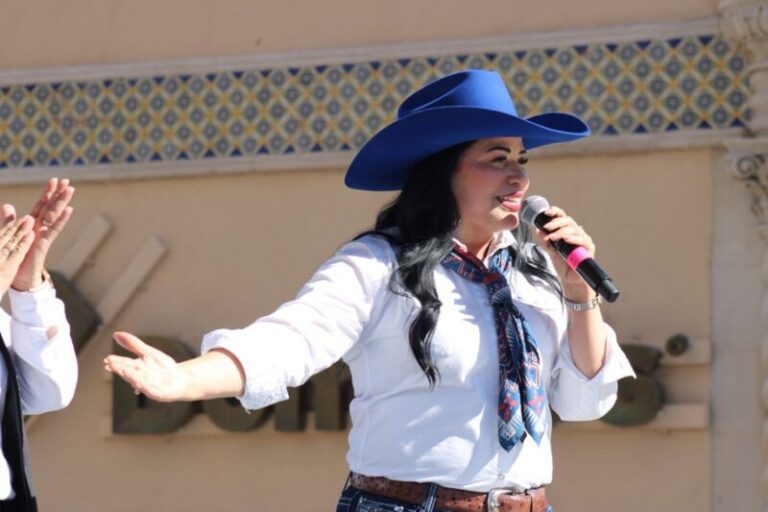 El Centro Histórico de Chihuahua se vistió de fiesta con el Festival Folklórico previo a la Polka Monumental