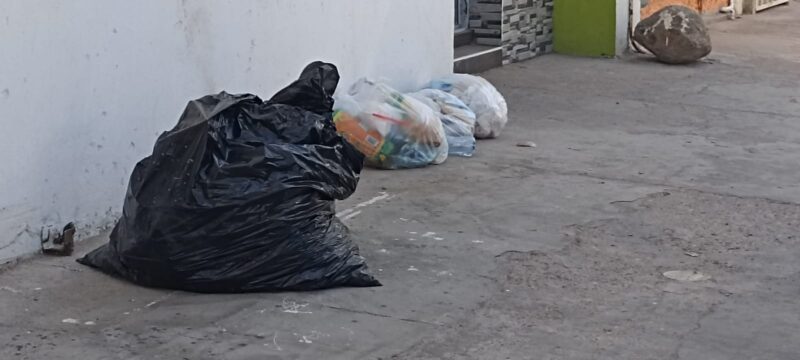 Viven en la colonia Obrera entre basura que no recoge el municipio