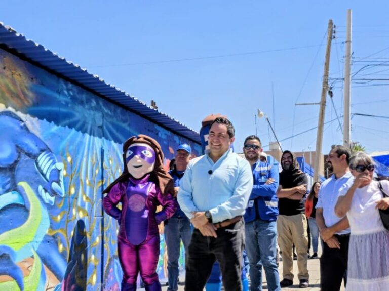 Develan murales en Planta Filtros para promover la cultura del agua en Chihuahua