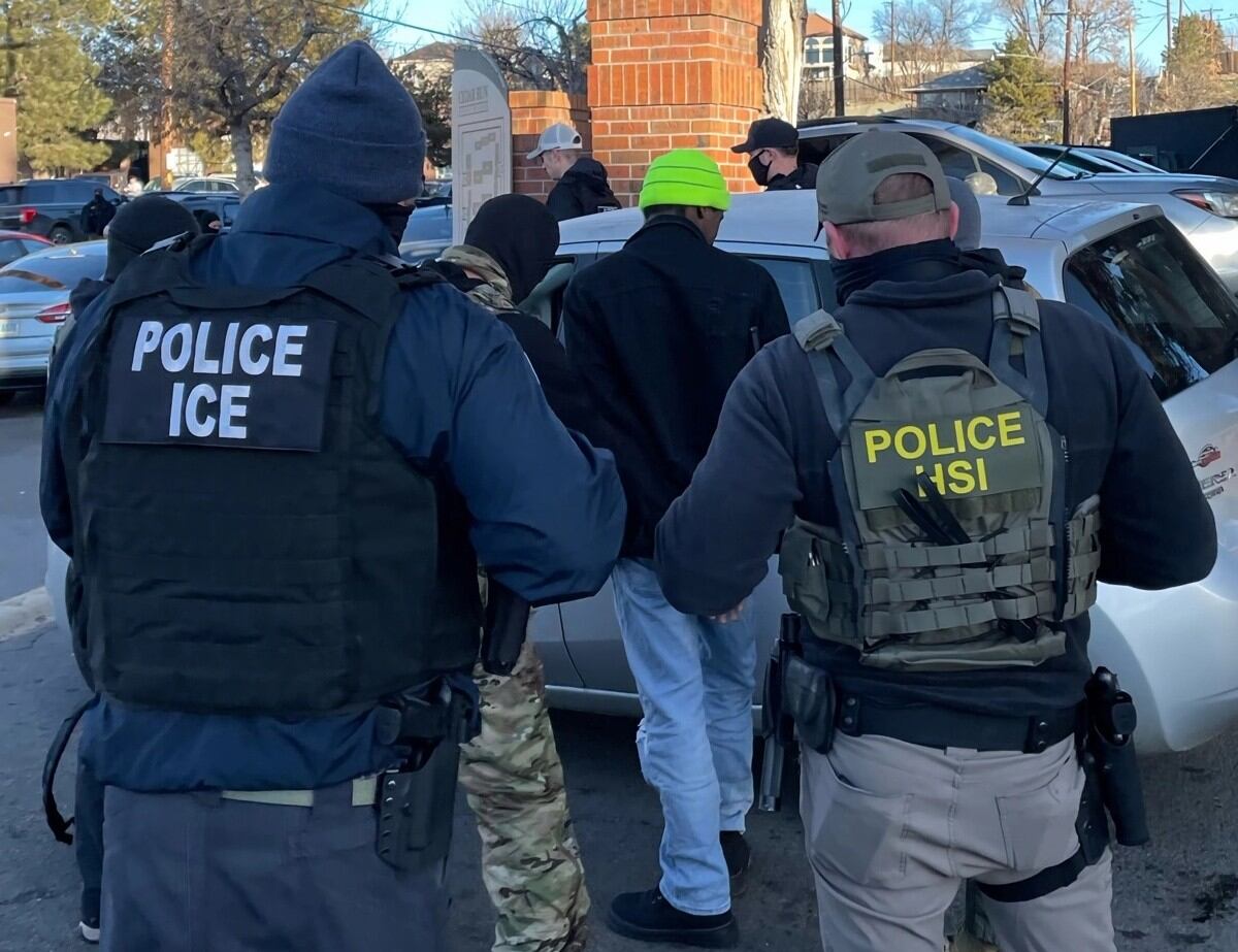 Agentes de ICE en redadas contra migrantes en Estados Unidos