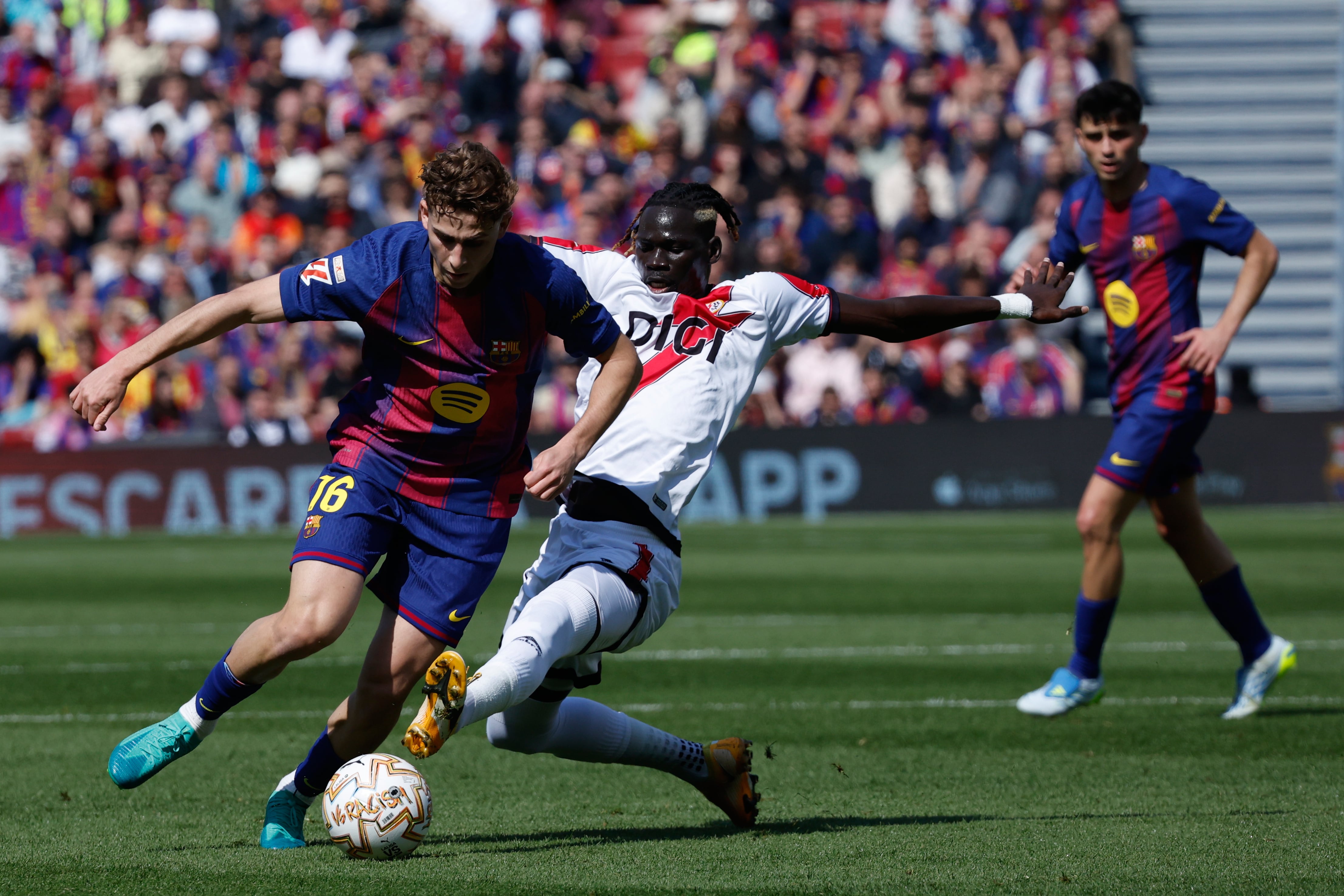 FC Barcelona gana por la mínima al Rayo Vallecano y mantiene el liderato de LaLiga.
