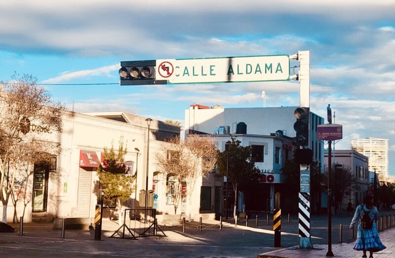 Amanecen semáforos del centro apagados tras retiro de vallas por marcha del 8 de marzo