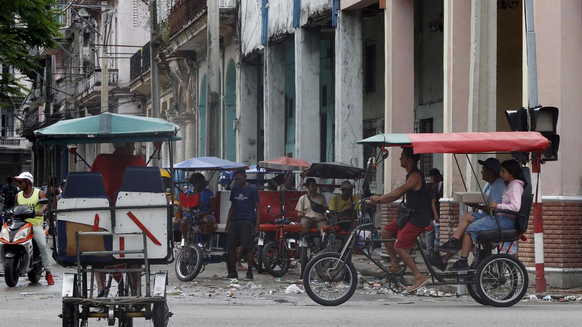 Bicitaxis transitan por una calle este martes, durante un apagón en La Habana (Cuba). EFE/ Ernesto Mastrascusa