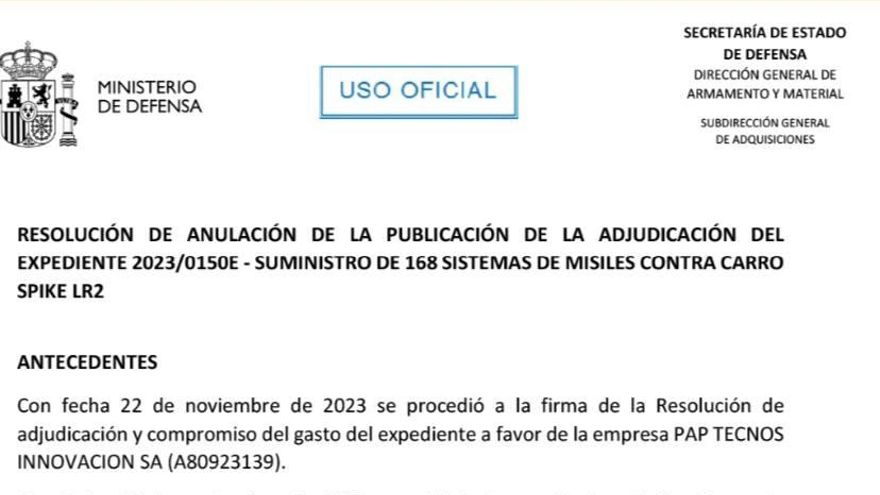 Ejemplo de las resoluciones del Ministerio de Defensa en las que se anula "la publicación del anuncio de adjudicación" de los contratos