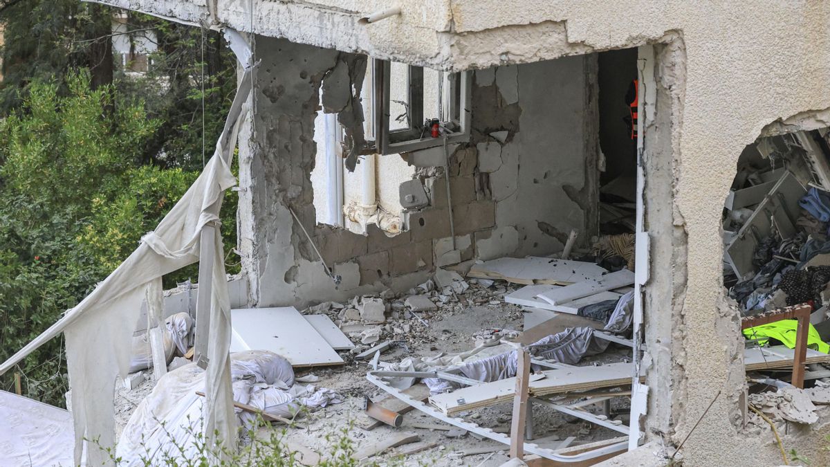 Un edificio en Ramat Gan (Israel) tras el impacto de una bomba de racimo.