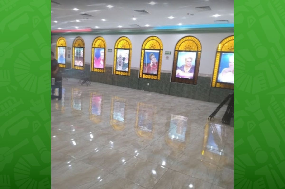 Vitrales con la imagen de Paquita la del Barrio adornan el que una vez también fue un restaurante