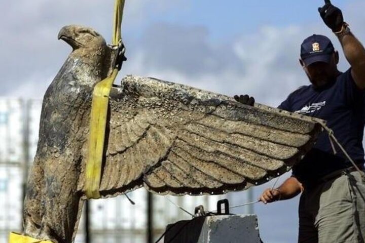 Uruguay recuperó hace 20 años una inmensa estatua de un águila nazi del fondo de un río y ahora no sabe qué hacer