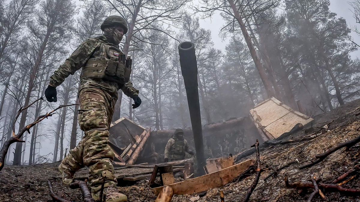 Militares de una unidad de artillería de las Fuerzas Aerotransportadas, desplegada con el Grupo Dniépr de las Fuerzas Armadas de Rusia, manejan un cañón de campaña remolcado 2A36, en Jersón.