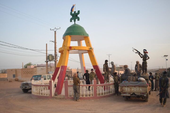 Un grupo de rebeldes tuaregs del Frente de Liberación del Azawad, en una rotonda en la ciudad maliense de Kidal el 26 de abril.