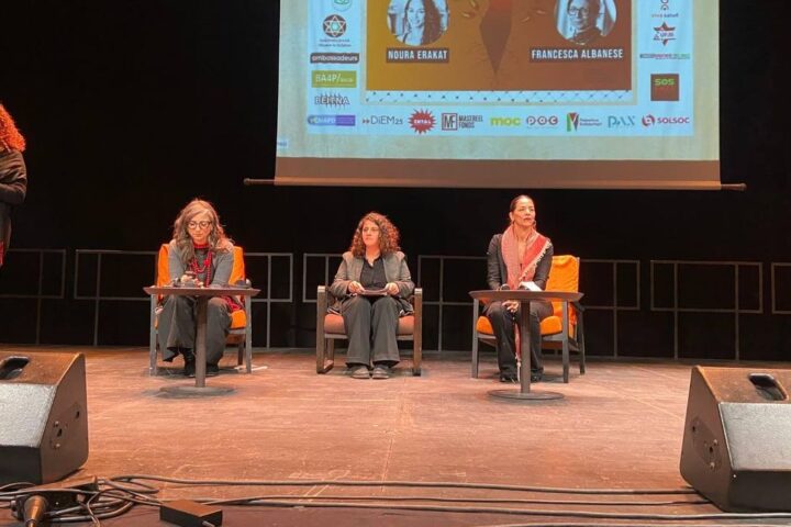 Noura Erekat con la relatora de Naciones Unidas, Francesca Albanese, en una conferencia reciente en Bruselas 