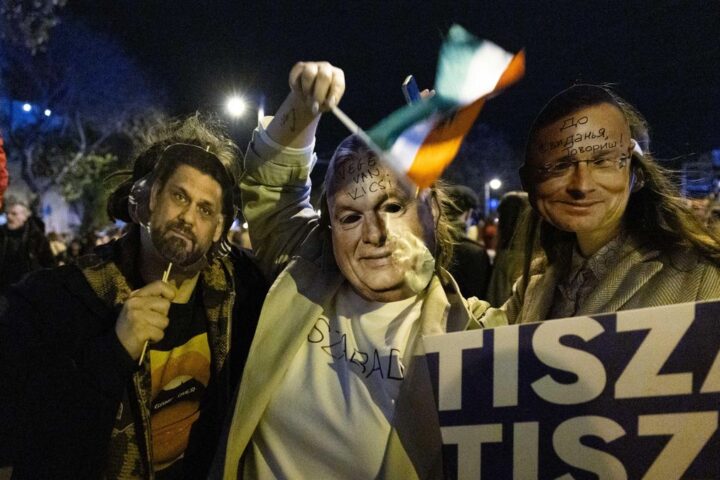 Seguidores de Péter Magyar posan con caretas de Orbán y gente de su círculo.