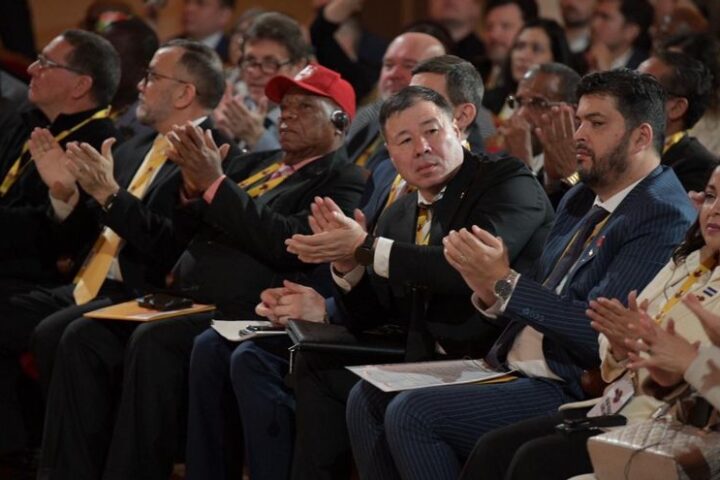 Ponentes del foro Sovintern aplauden una de las intervenciones.