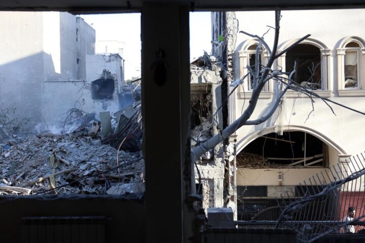 Vistas de la sinagoga destrozada desde el edificio de enfrente, en Teherán, el 7 de abril de 2026.