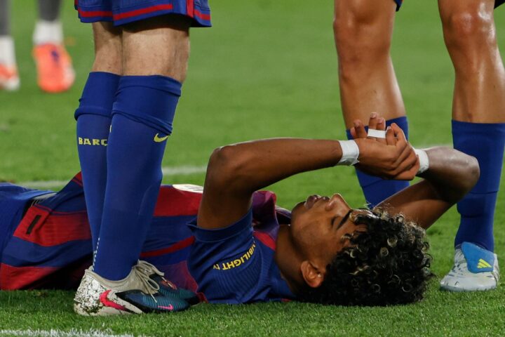 Lamine Yamal tirado en el césped y rodeado por sus compañeros del Barcelona tras lesionarse en el partido contra Celta.
