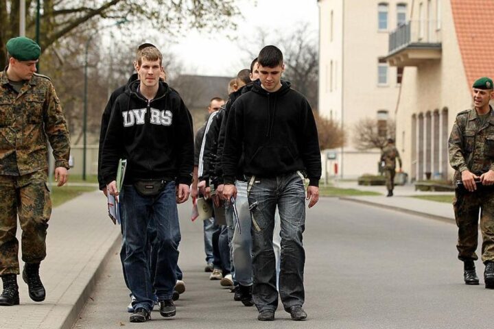 Imagen de archivo de jóvenes alemanes durante su primer día de servicio militar obligatorio en 2010.