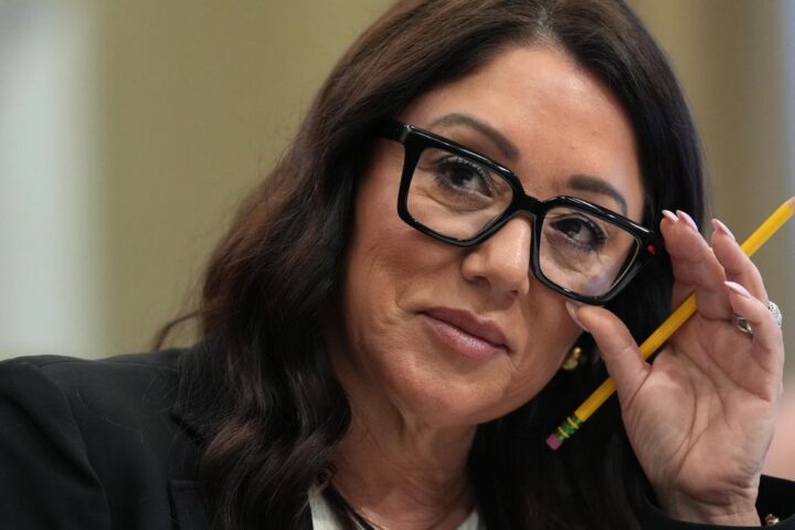 La secretaria de Trabajo de Trump dimite en medio de una investigación por abuso de poder