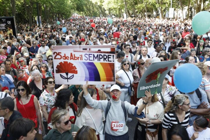Miles de portugueses celebran otro 25 de abril la caída de la dictadura, que "no solo es pasado, sino también futuro"
