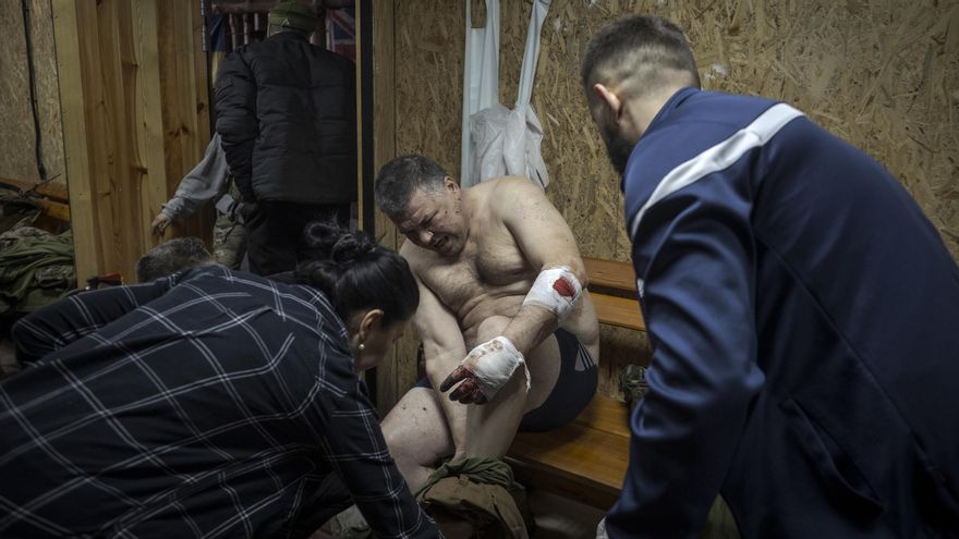 Uno de los militares heridos tras un ataque de un dron FPV ruso contra su vehículo es atendido por el personal médico de un hospital subterráneo.