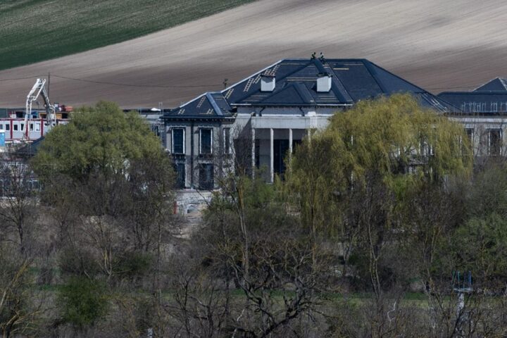 Vista lejana de la mansión en construcción del empresario y amigo de Orbán Lőrinc Mészáros en Felcsút