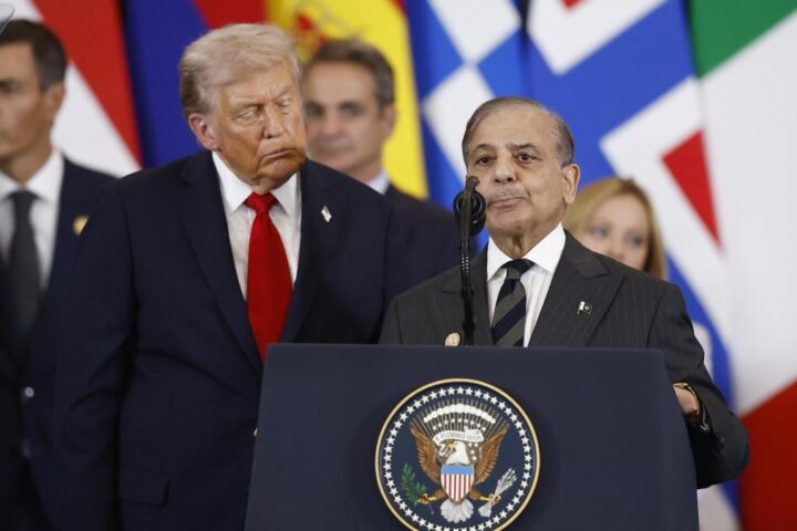 El primer ministro pakistaní, Shehbaz Sharif (d), junto al presidente de EEUU, Donald Trump, en una cumbre internacional en 2025.