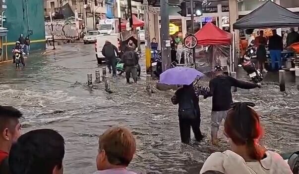 Fuertes lluvias inundan Ermita Iztapalapa en CDMX