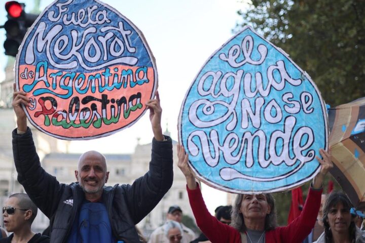 Personas sostienen carteles duran una manifestación en contra de la reforma de ley de glaciares este miércoles, en cercanías al Congreso en Buenos Aires (Argentina).