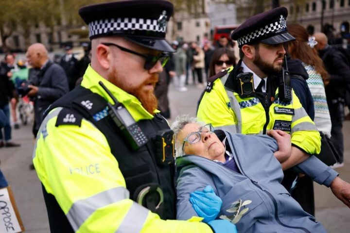 Policías arrestan a una persona en la protesta de Palestine Action en Trafalgar Square (Londres) el 11 de abril de 2026