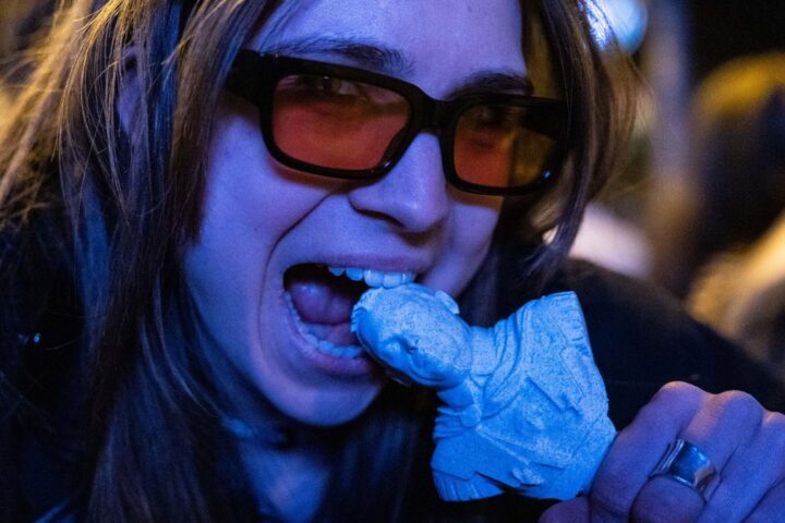 Emma muerde un busto de Orbán.