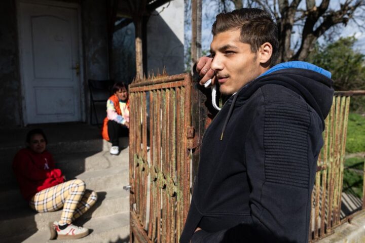 József, de 20 años, habla con elDiario.es en la puerta de su casa.