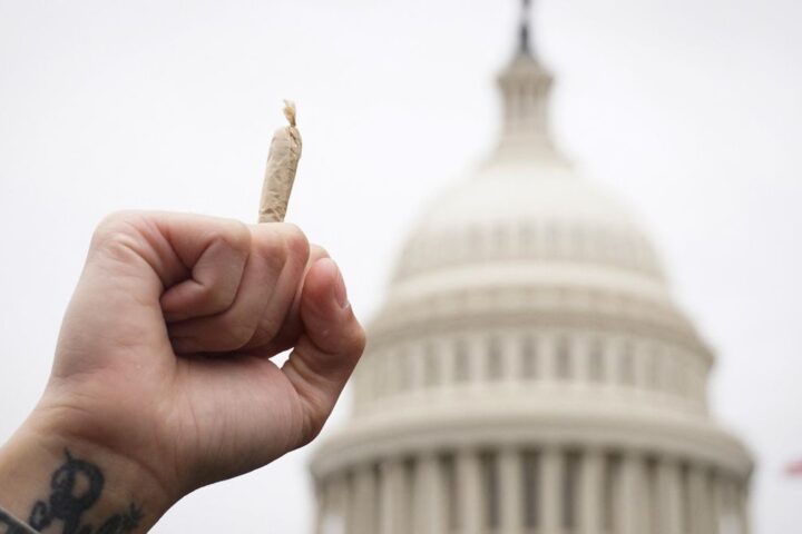 Trump reclasifica como sustancia menos peligrosa la marihuana medicinal autorizada por los estados
