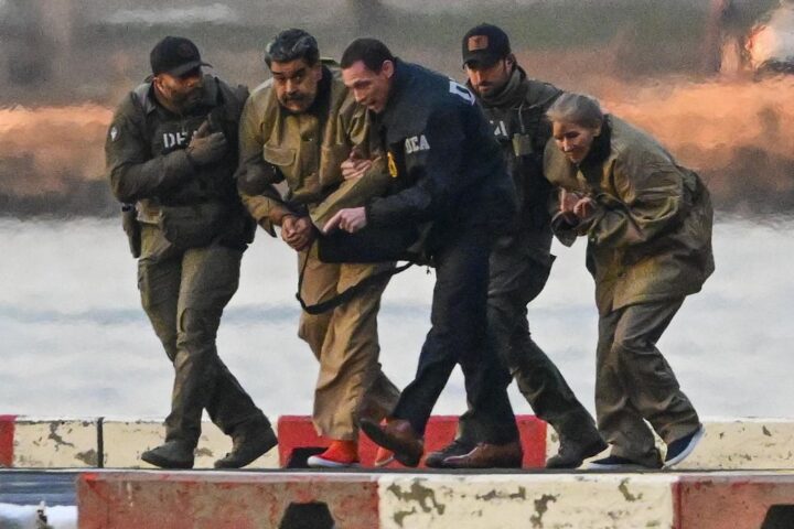 El presidente de Venezuela, Nicolás Maduro, y su esposa, Cilia Flores, llegan al helipuerto de Wall Street para ser traslados al tribunal federal en Nueva York.