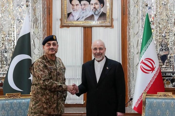 Asim Munir (izq) estrecha la mano de Mohamad Ghalibaf en Teherán, el 16 de abril de 2026.