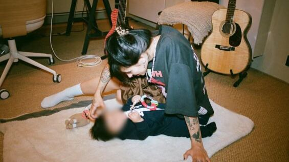 Cazzu junto a su hija Inti