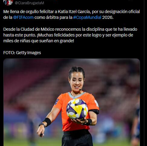 Clara Brugada felicita a Katia Itzel García por ser árbitra para el Mundial 2026.