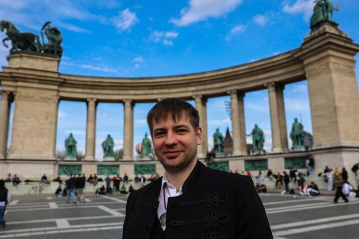 Tóregi Desolát ha venido desde Austria para votar y posa con un traje tradicional húngaro.
