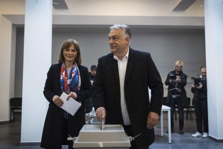 El primer ministro húngaro que muestra al primer ministro húngaro, Viktor Orban, líder y candidato a primer ministro del partido gobernante Fidesz, y a su esposa, Aniko Levai (i), emitiendo sus votos en las elecciones generales celebradas en Budapest.