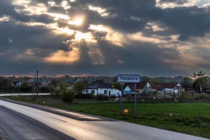 Entrada de la población de Tiszabura.